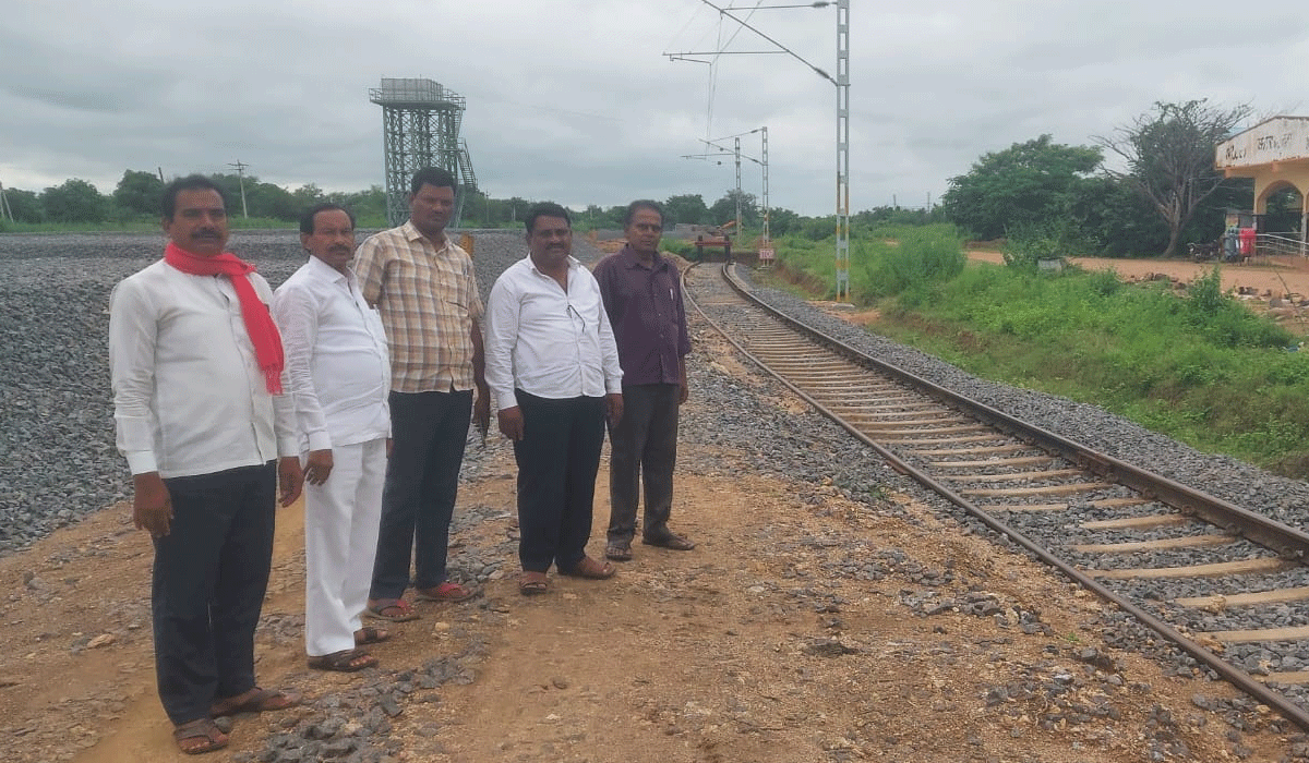 CPI | రైల్వే స్టేషన్ లో మౌలిక వసతులు కల్పించాలి.. సీపీఐ జిల్లా కార్యదర్శి చెన్న విశ్వనాథం