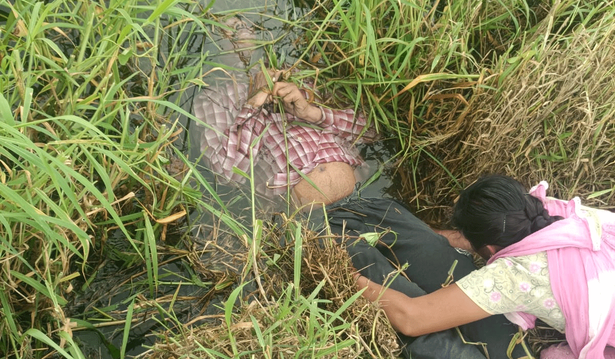 Man dies | పశువుల మేత కోసం గడ్డి కోయడానికి వెళ్లి కాలుజారి పడి వ్యక్తి దుర్మరణం