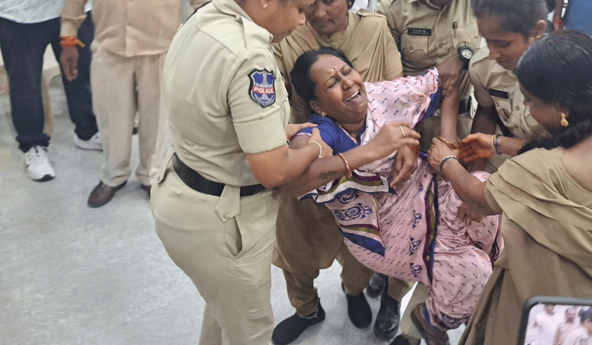 Woman protested | అధికారులూ నాకు న్యాయం చేయరూ.. అంటూ ప్రజావాణిలో మహిళ బైఠాయింపు