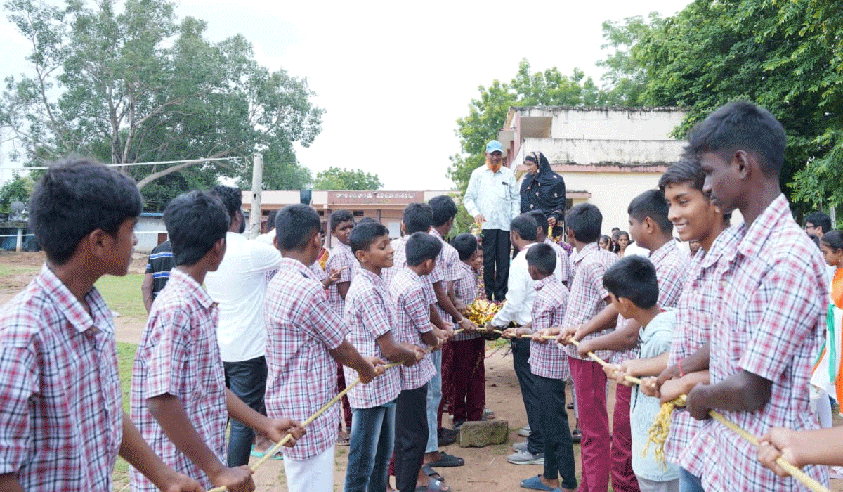 Grand farewell | రిటైర్డ్ ఉపాధ్యాయుడికి ఎడ్ల బండిపై ఊరేగిస్తూ ఘన వీడ్కోలు