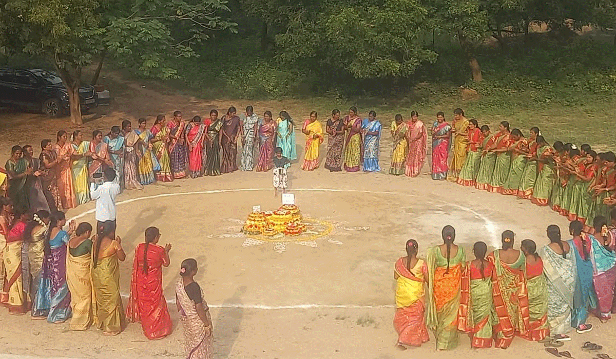 Chigurumamidi  | చిగురుమామిడి మండల పరిషత్ కార్యాలయం వద్ద ఘనంగా బతుకమ్మ వేడుకలు