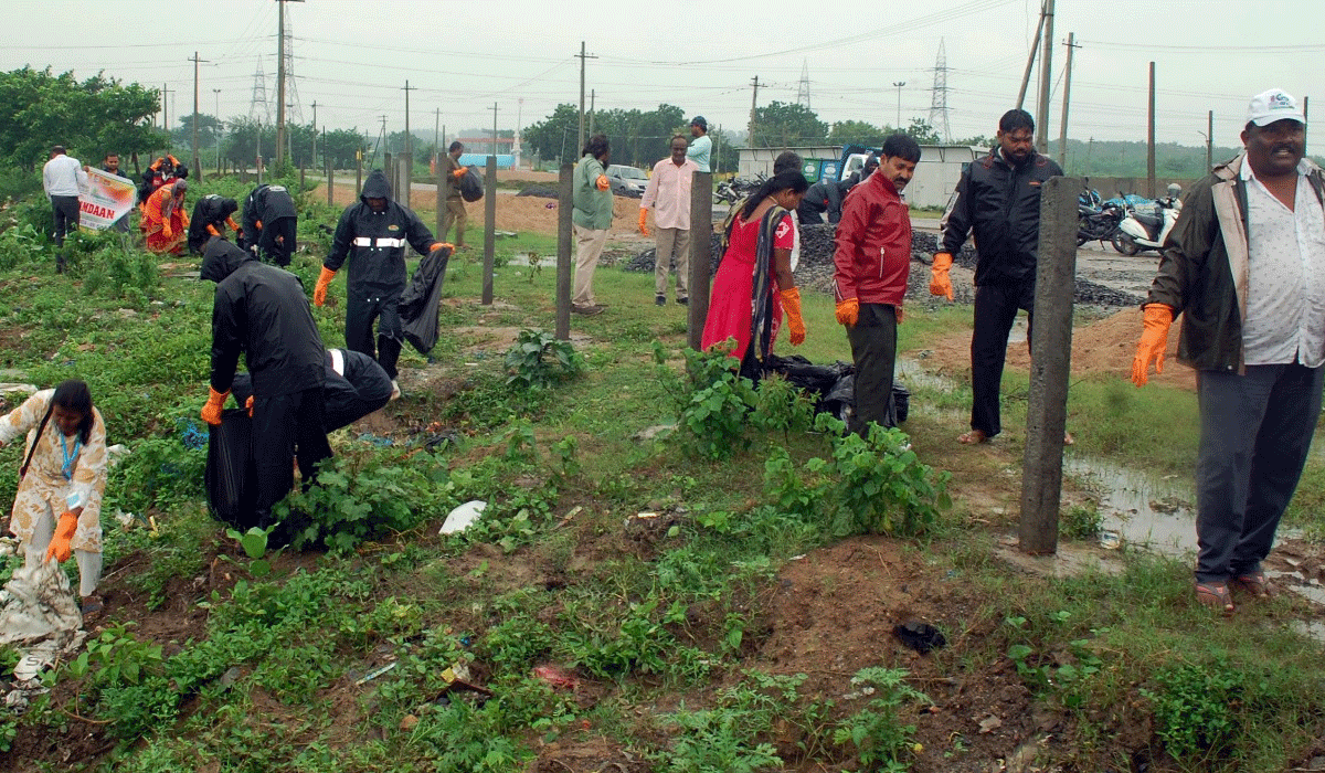 Swachhta hi seva | భారీ వర్షంలోనూ ‘స్వచ్ఛత హీ సేవ’.. రామగుండం బల్దియా ఉద్యోగుల ఘనత