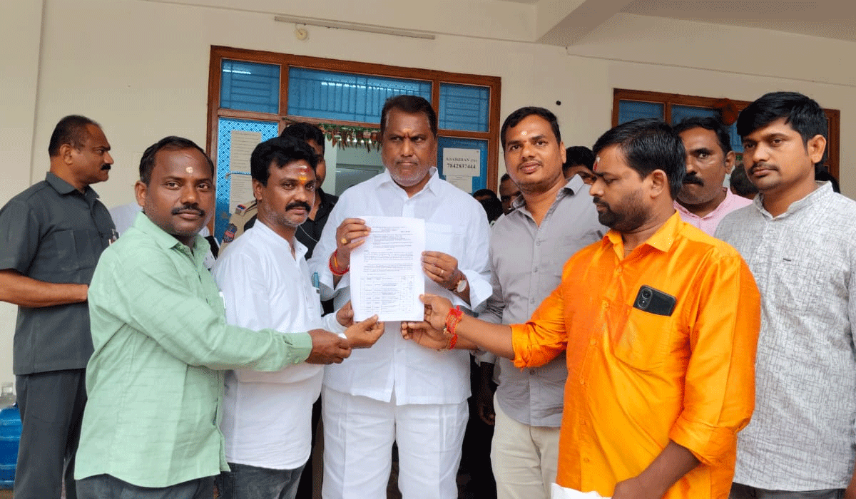 Minister Laxman Kumar | పద్మశాలి సంఘ భవనానికి రూ.5 లక్షల ప్రొసిడింగ్ అందజేసిన మంత్రి లక్ష్మణ్ కుమార్