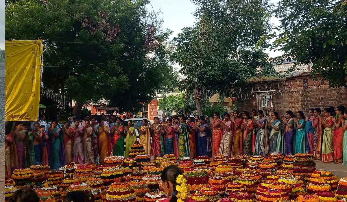 Saddula Bathukamma | గన్నేరువరంలో ఘనంగా సద్దుల బతుకమ్మ వేడుకలు