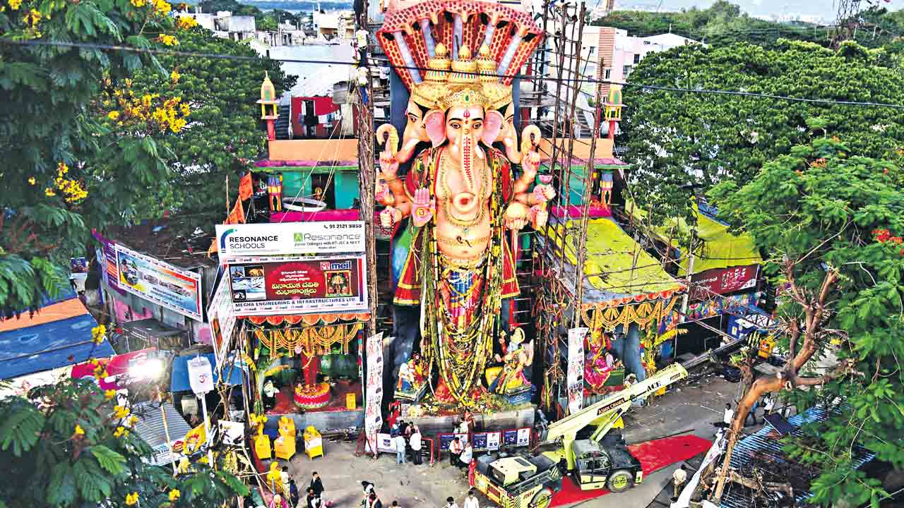 నేడు హైదరాబాద్‌లో గణేశ్‌ నిమజ్జనం.. లంబోదరుడి నామస్మరణతో మార్మోగుతున్న వీధులు