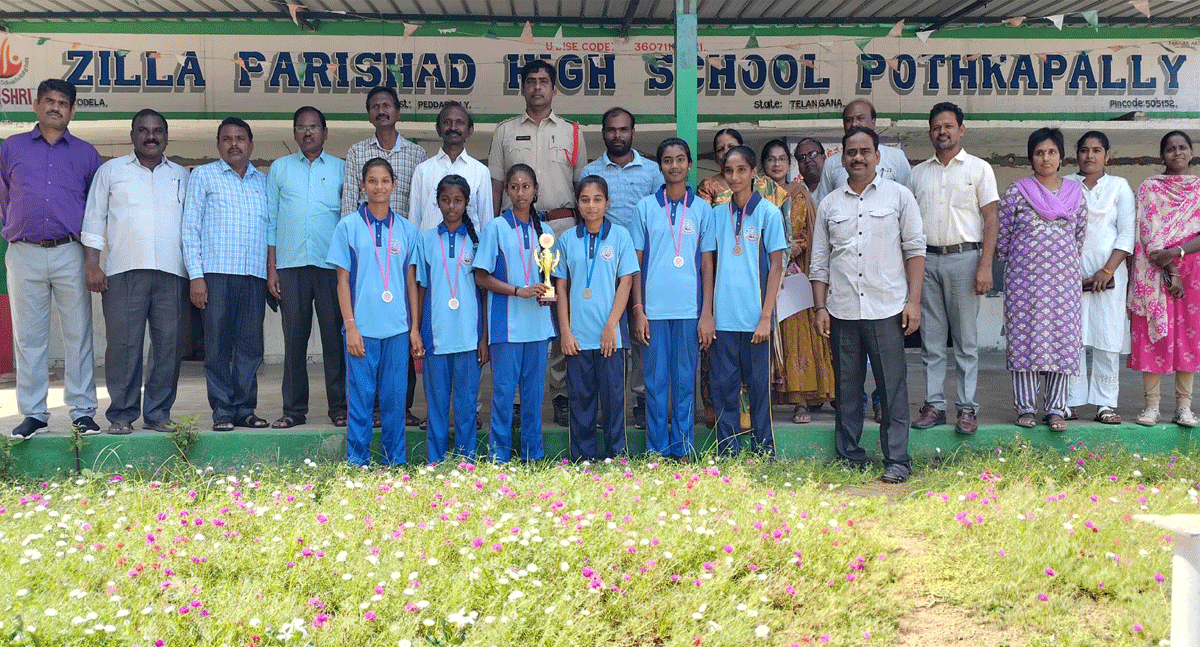 Kabaddi competitions | రాష్ట్రస్థాయి కబడ్డీ పోటీలకు ఎంపికైన విద్యార్థులను అభినందించిన ఎస్సై