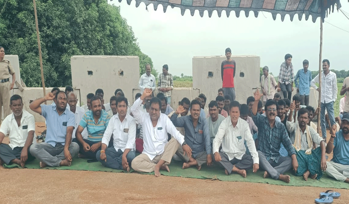 establishment of bus stop | ఈదులగట్టిపల్లిలో బస్టాప్‌ ఏర్పాటు చేయాలని గ్రామస్తుల ఆందోళన