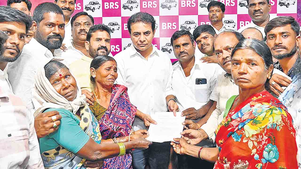 ఆర్‌ఆర్‌ఆర్‌ అతిపెద్ద స్కామ్‌.. పెద్దలవి కాపాడి, పేదల భూముల్ని కొల్లగొట్టేందుకే అలైన్‌మెంట్‌ మార్పు: కేటీఆర్‌