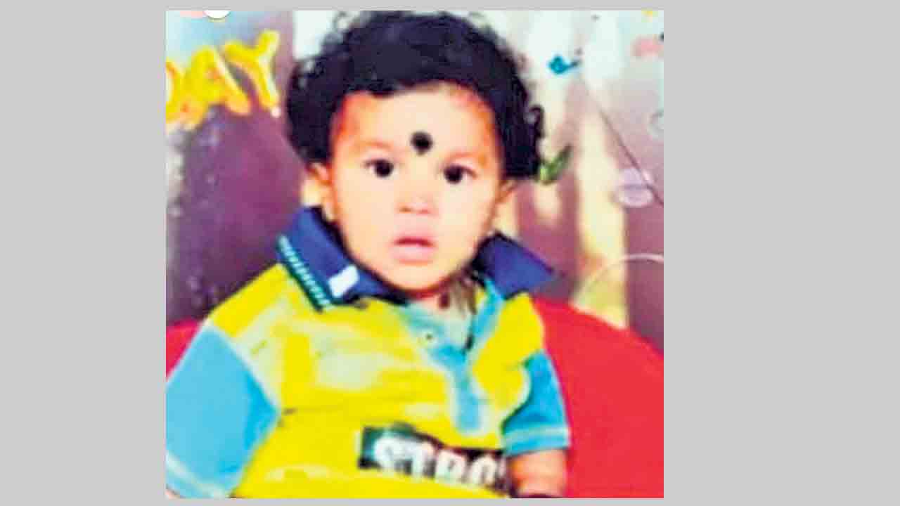 నాన్న బండి చక్రాల కిందే.. ఆటో ట్రాలీ వెనక టైర్‌ కింద పడి చిన్నారి మృతి