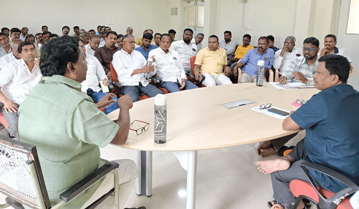 Sircilla Textile Park  | రోజులుగా కొనసాగిన సిరిసిల్ల టెక్స్ టైల్ పార్క్ కార్మికుల సమ్మె విరమణ