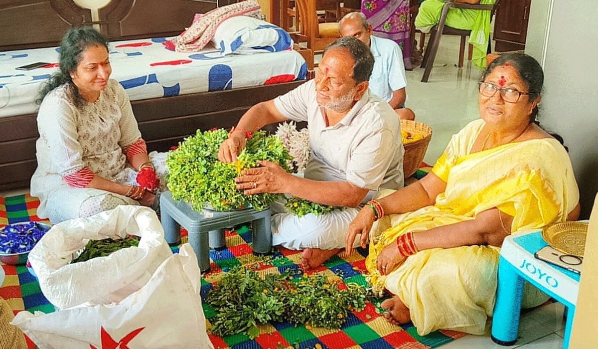 Koppula | బతుకమ్మ ను అలంకరించిన మాజీ మంత్రి కొప్పుల
