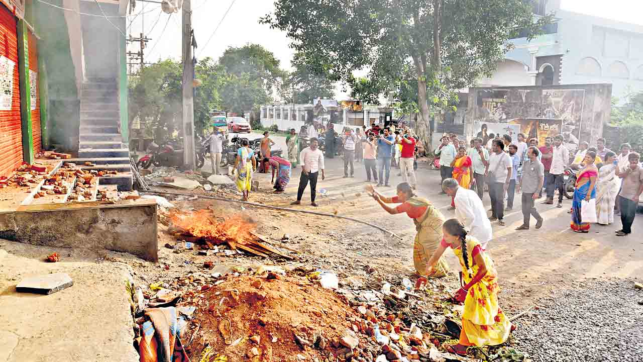 యూరియా మంటలు.. సర్కారుపై రగులుతున్న రైతులు