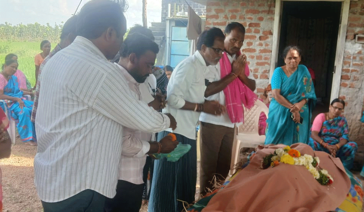 BRS leaders | మృతుల కుటుంబాలకు బీఆర్ఎస్ నాయకుల పరామర్శ