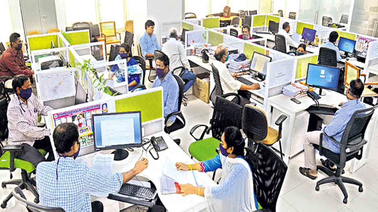 పండుగ పూట కూడా పస్తులేనా?.. కాంట్రాక్ట్‌, ఔట్‌సోర్సింగ్‌ ఉద్యోగులకు నెలల తరబడి అందని వేతనాలు