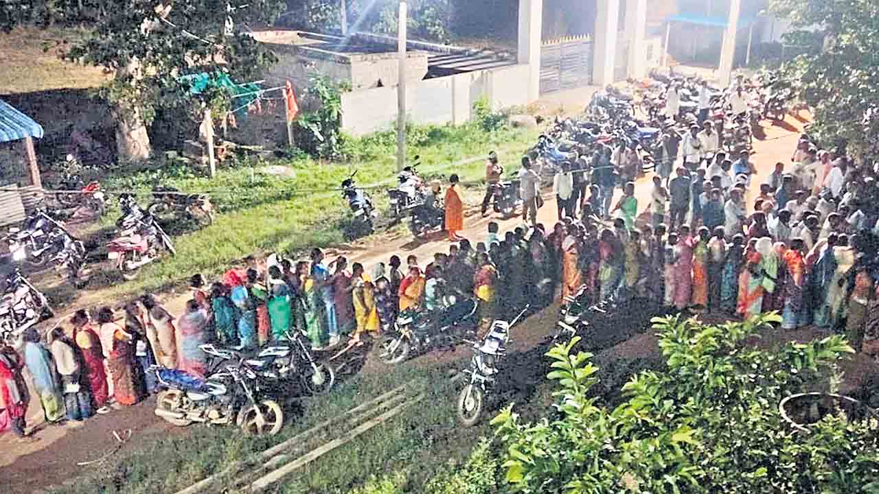 చీకట్లో రైతుల ఇక్కట్లు.. యూరియా కోసం రాత్రంతా జాగారం