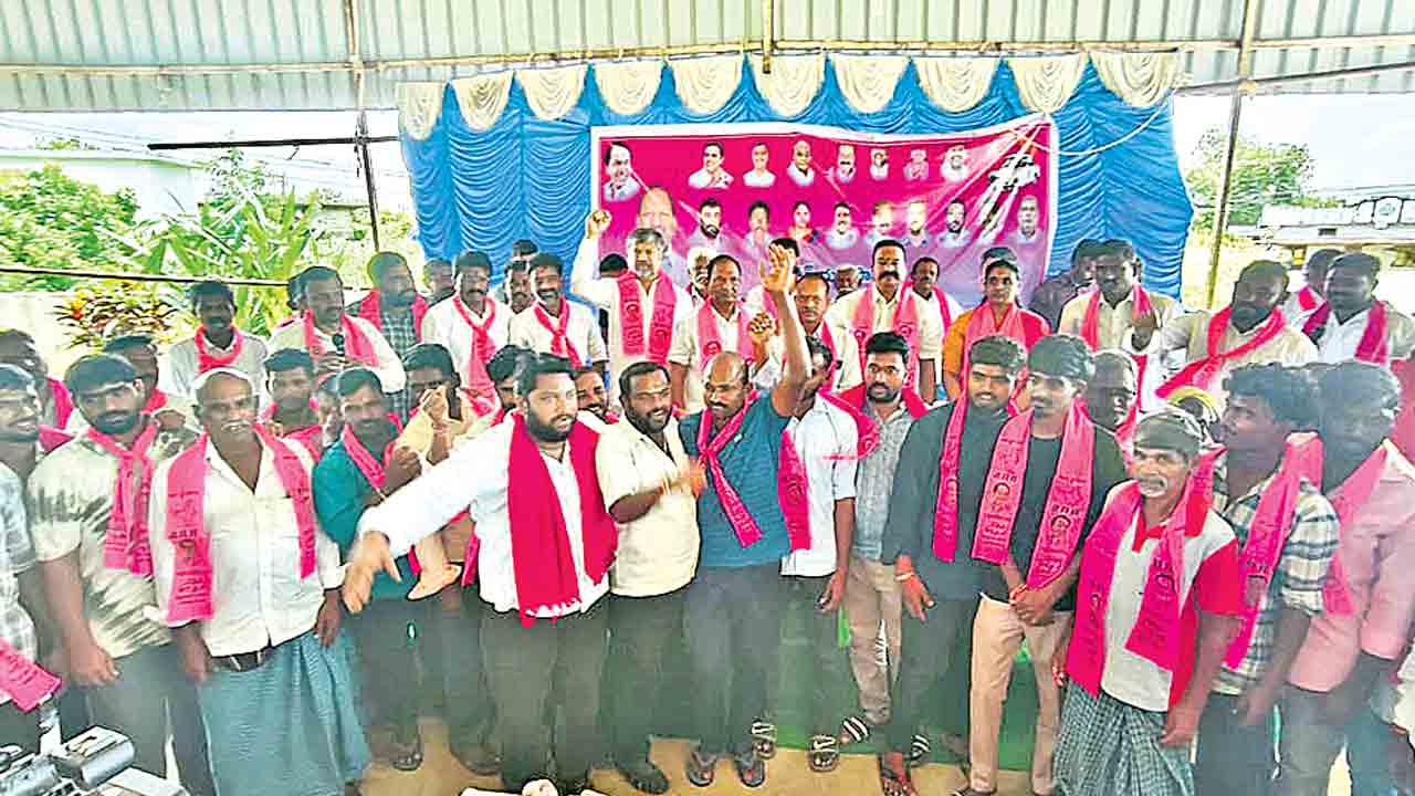 కాంగ్రెస్‌ నుంచి 200 మంది బీఆర్‌ఎస్‌లో చేరిక