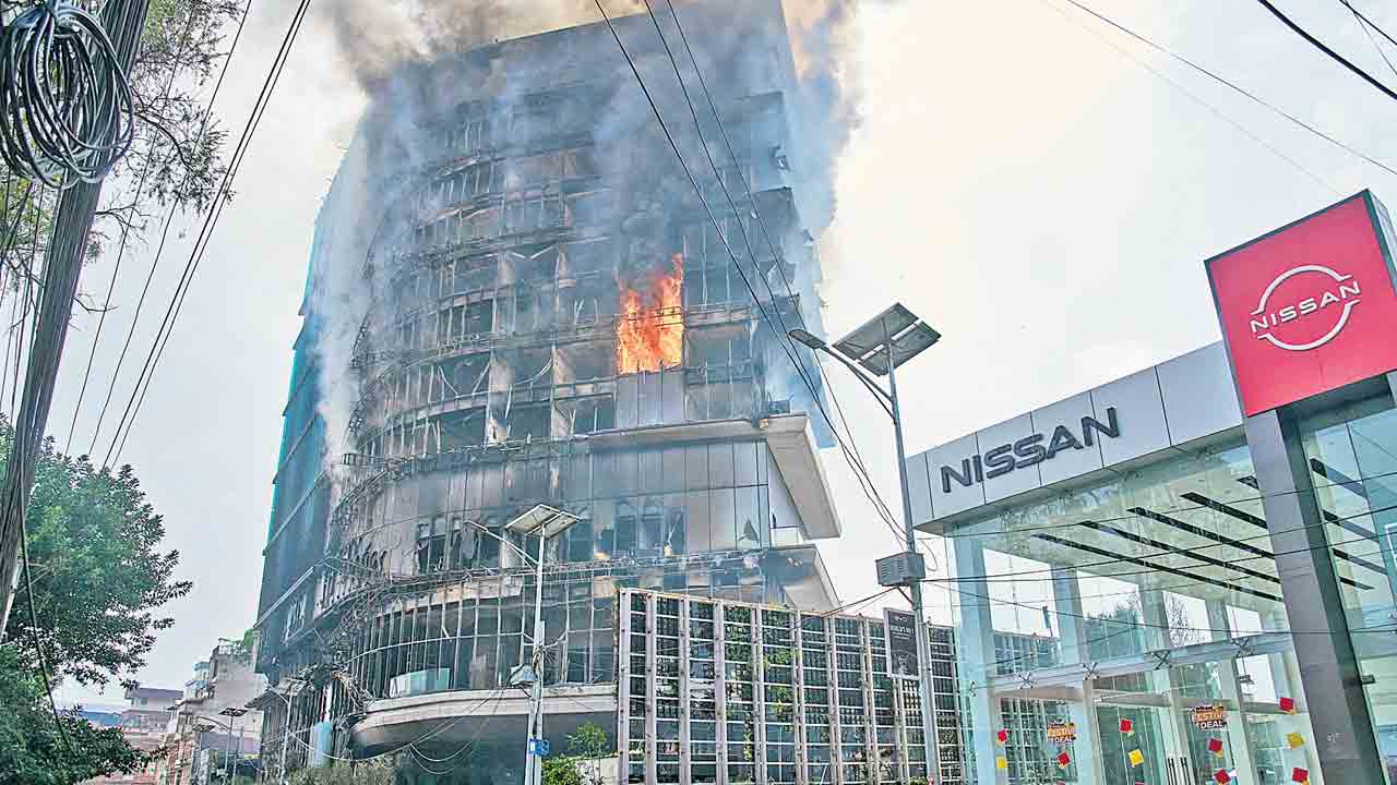 రాజ్యాంగాన్ని తిరగరాయాలి.. 3 దశాబ్దాల పాలకుల అవినీతిపై దర్యాప్తు చేయాలి!.. జనరేషన్‌ జెడ్‌ డిమాండ్లు