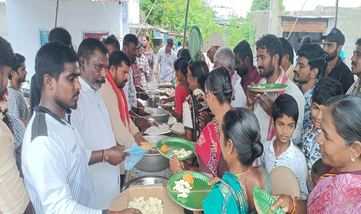 Veenavanka | వీణవంకలో నవరాత్రి ఉత్సవాల్లో భాగంగా కుంకుమ పూజలు, అన్నప్రసాదాల వితరణ