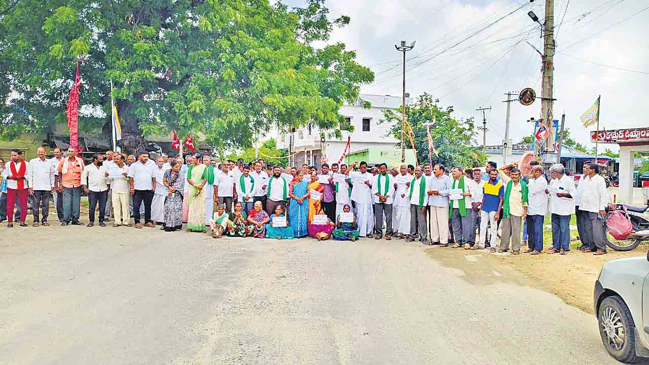 అలైన్‌మెంట్‌ మార్పుపై భగ్గుమన్న రైతులు