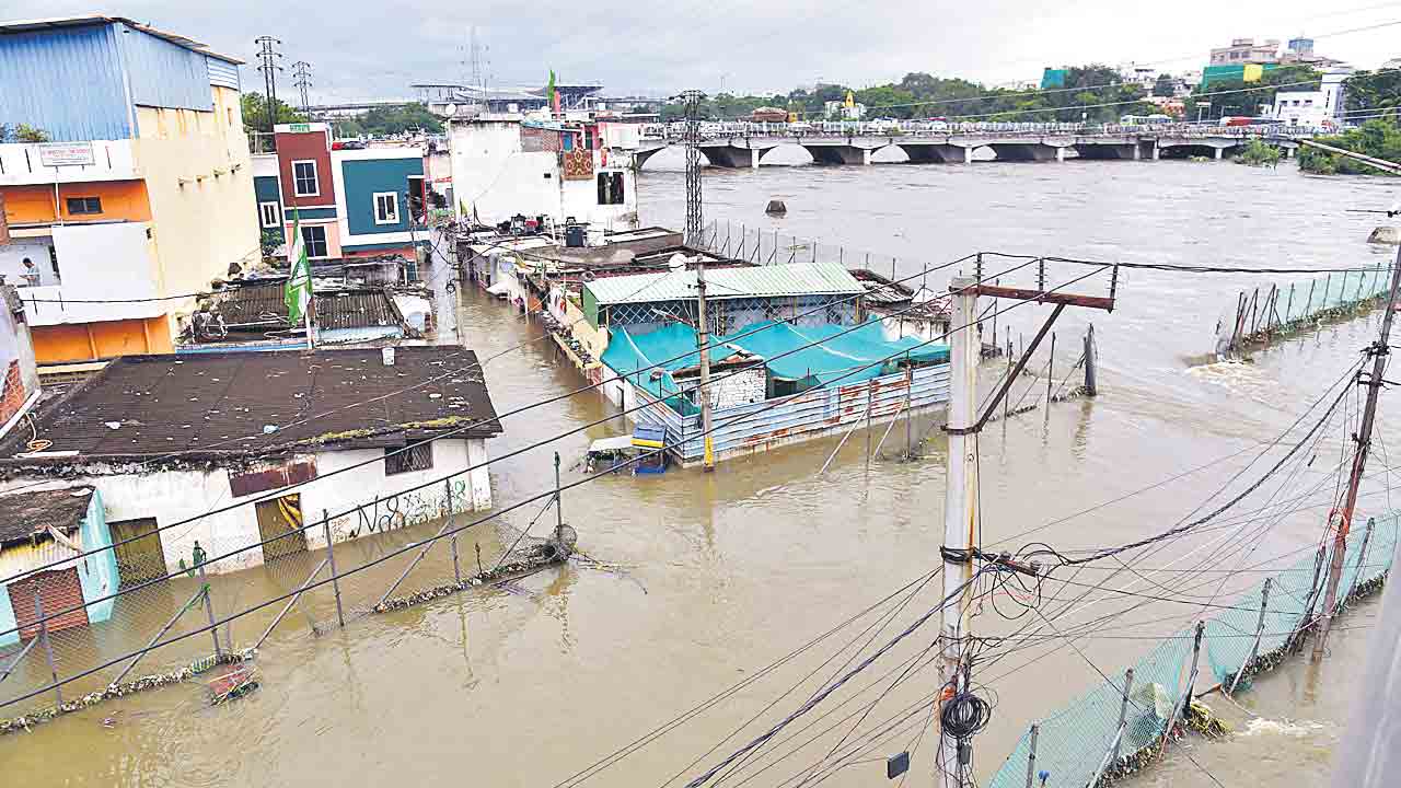 నిరుపేదలను వంచించి.. మూసీలో నిండా ముంచి.. లక్షన్నర కోట్లతో సుందరీకరణ కోసమే ఈ విలయమా?