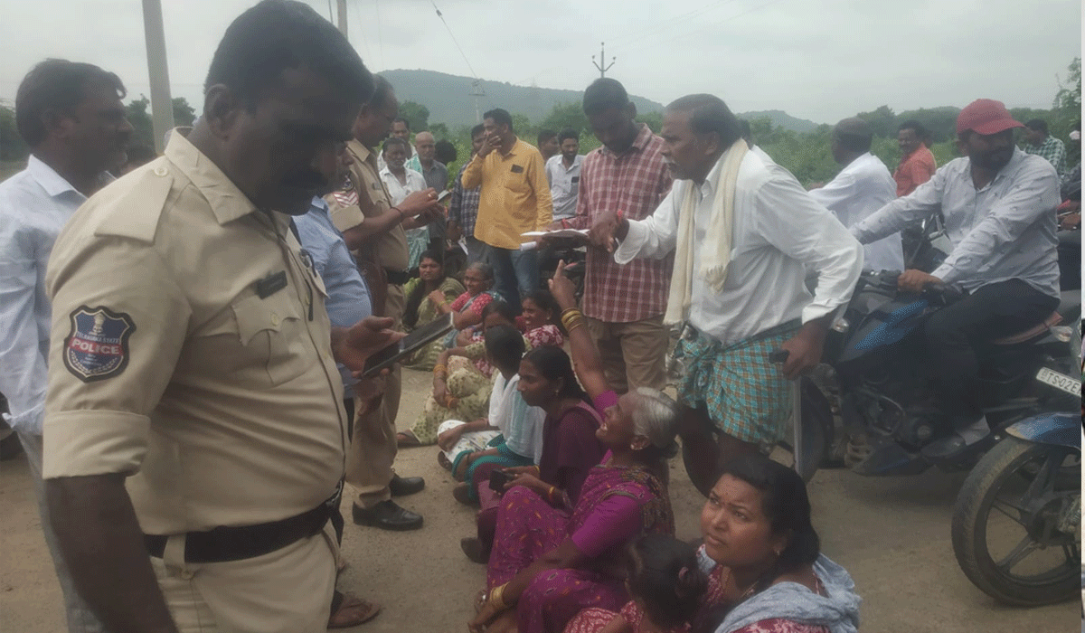 Peddapally | క్వారీల బండరాళ్లతో పంటపొలాలు ధ్వంసం.. అధికారులకు మొరపెట్టుకున్నా పట్టించుకోవట్లే..