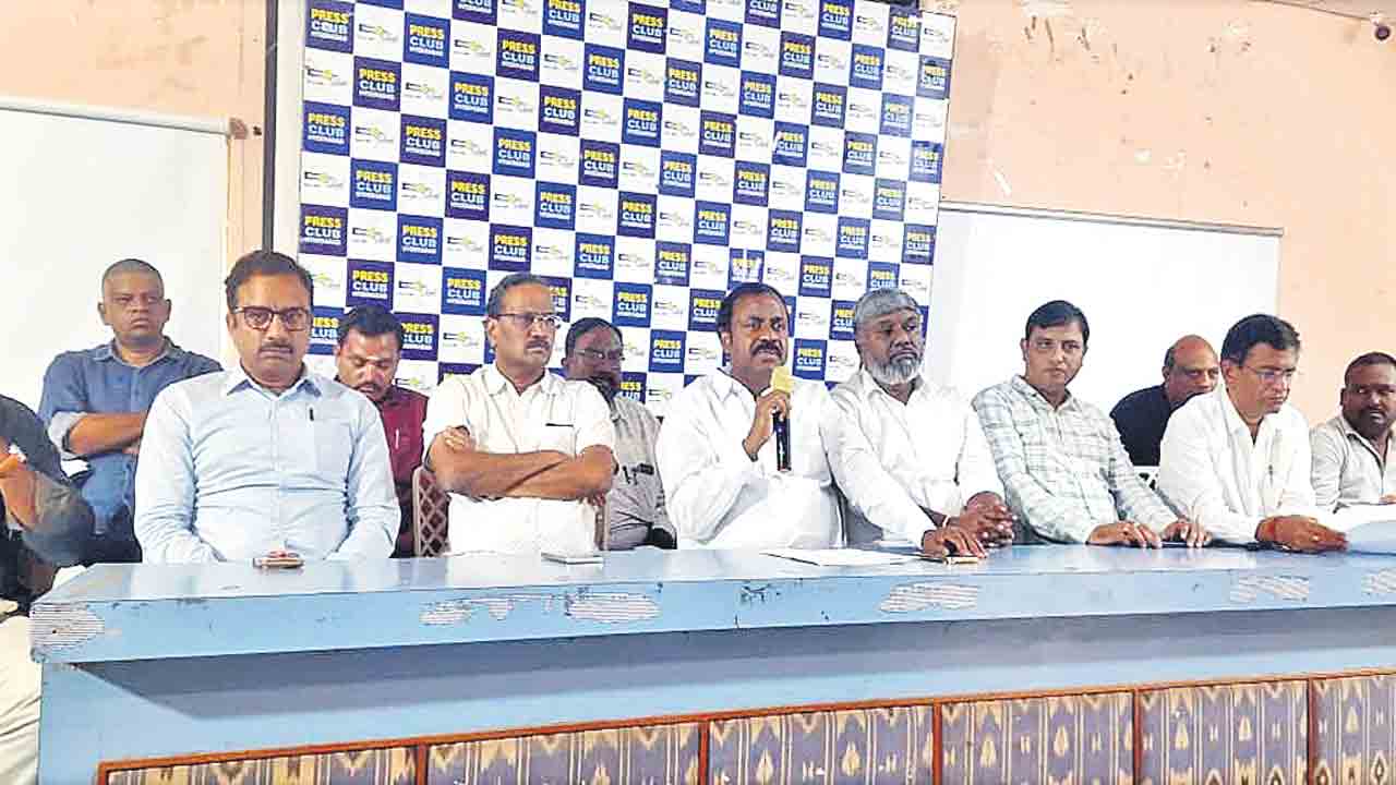 కేబుల్ ఆపరేటర్లను దెబ్బతీస్తున్నారు