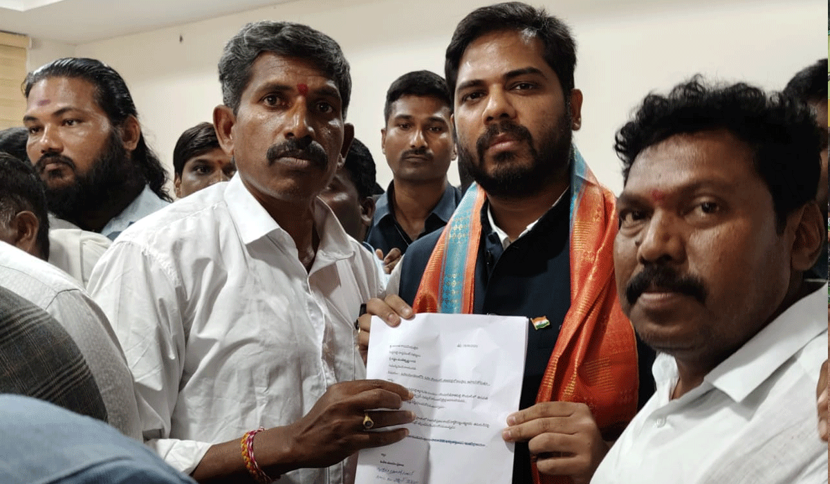 Rural railway stations | గ్రామీణ రైల్వేస్టేషన్లో కనీస సౌకర్యాలు కల్పించాలని ఎంపీకి వినతి