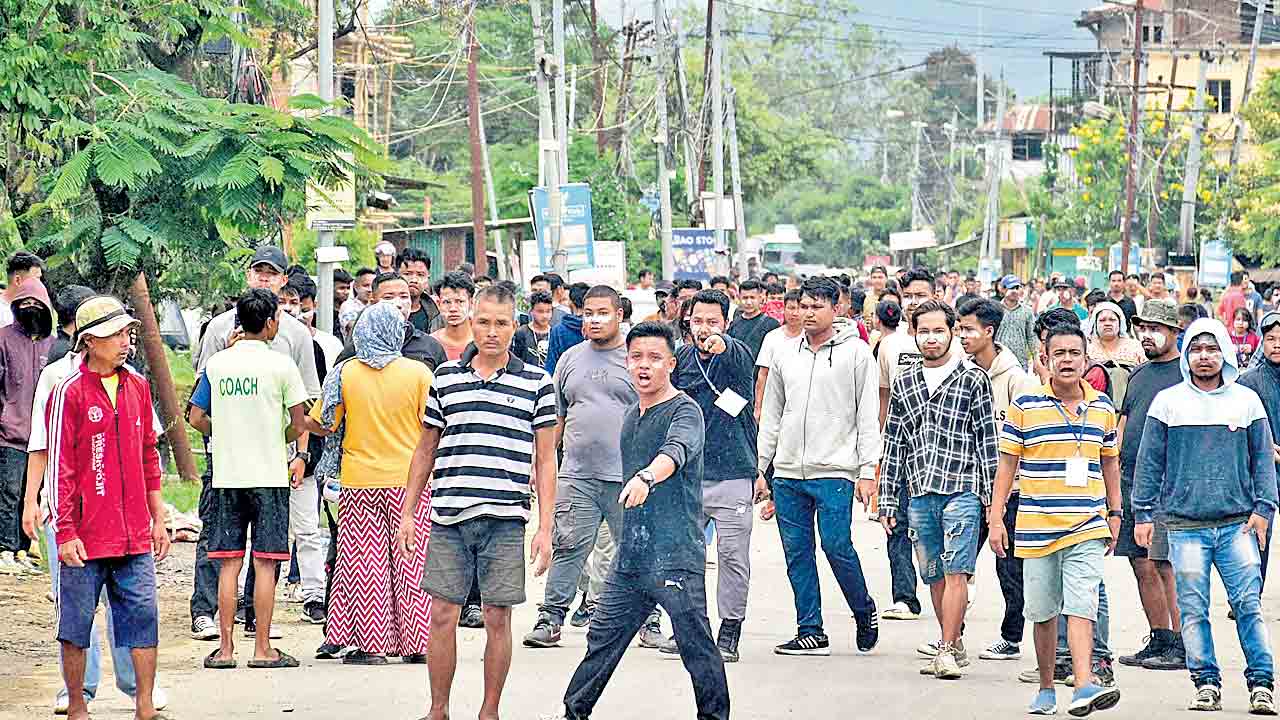 మా కష్టాలు సమసిపోలేదు.. మోదీ కోసం కన్నీటితో నృత్యం చేయలేం!