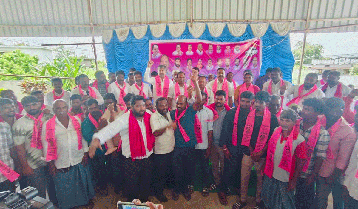 Joined BRS | ప్రజలతో మాటలు పడలేక..! కాంగ్రెస్ ను వీడి మాజీ మంత్రి ఈశ్వర్ సమక్షంలో 200 మంది బీఆర్ఎస్ లో చేరిక