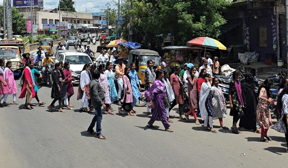 Pending scholarships | పెండింగ్ స్కాలర్షిప్, ఫీజు రీయంబర్స్మెంట్ బకాయిలు చెల్లించాలి.. శ్రీ అరుణోదయ డిగ్రీ కళాశాల విద్యార్థుల ర్యాలీ