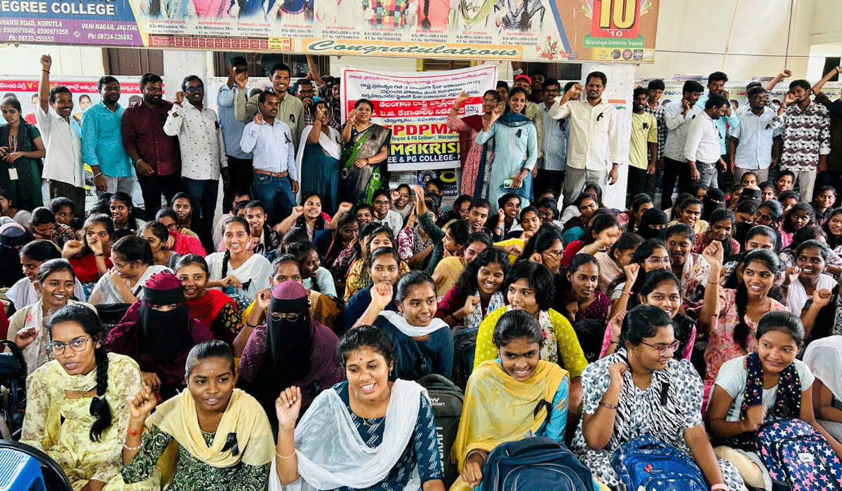 Students protest | పెండింగ్ ఫీజు బకాయిలు చెల్లించాలని విద్యార్థుల నిరసన
