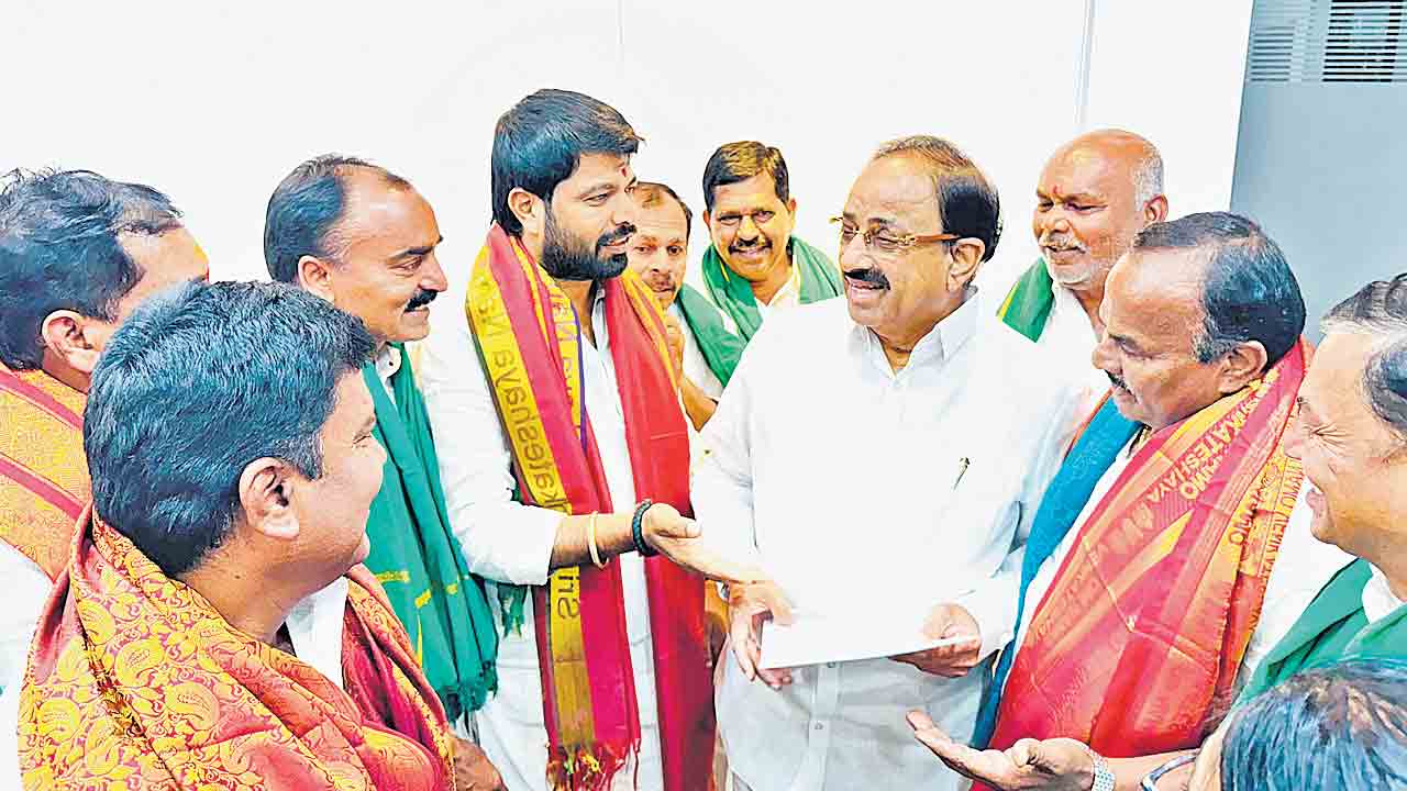 ఉత్సవ విగ్రహాలుగా మిగిలిపోయాం