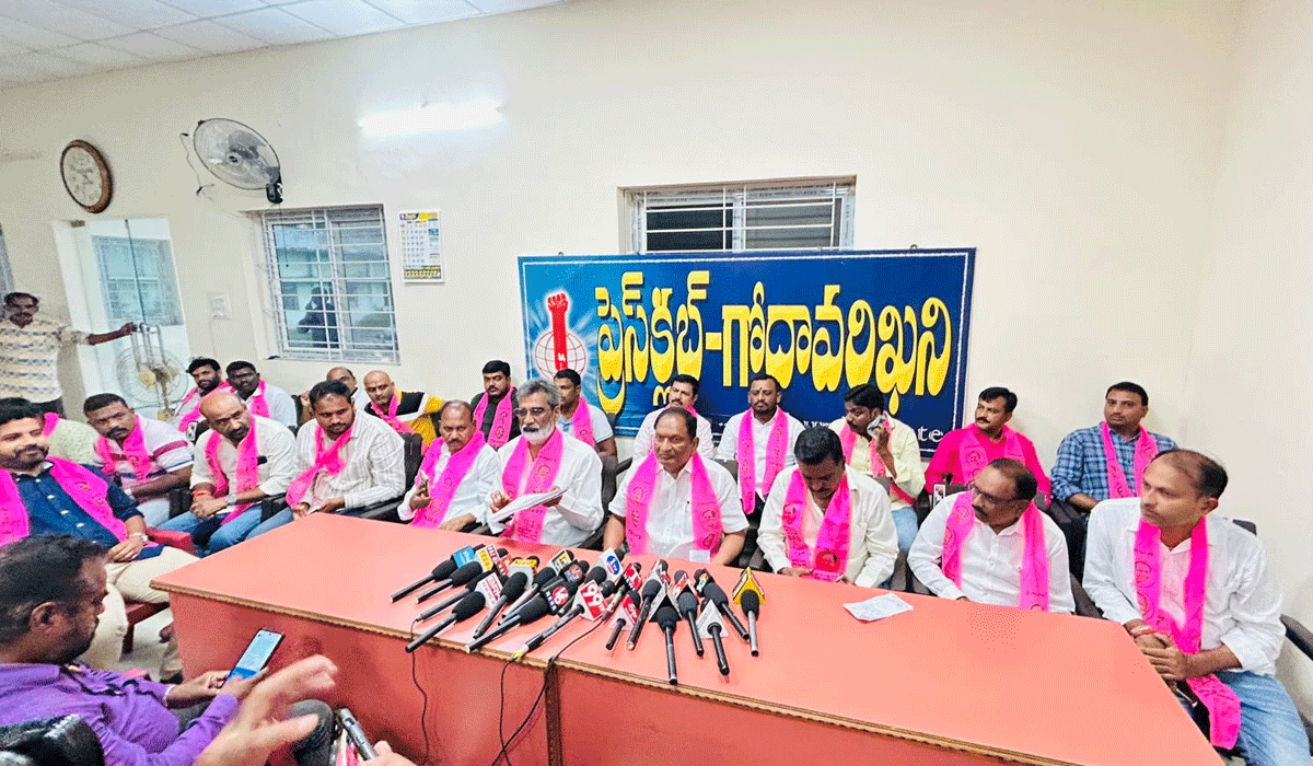 TBGKS Honorary President Koppula Eshwar | కార్మికులను నమ్మించి మరోసారి వంచించిన కాంగ్రెస్.. టీబీజీకేఎస్ గౌరవ అధ్యక్షుడు కొప్పుల ఈశ్వర్