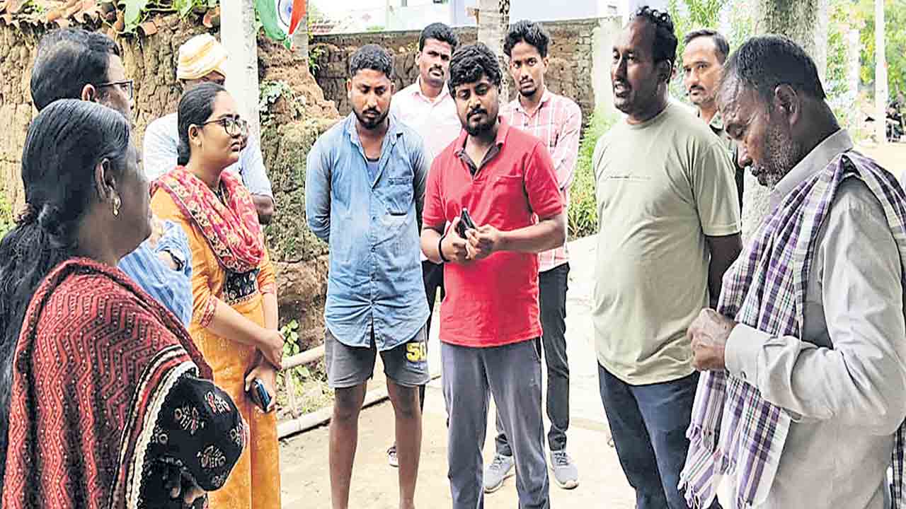 మంత్రి పొన్నం ఇలాకాలో యూరియా బ్లాక్‌ దందా