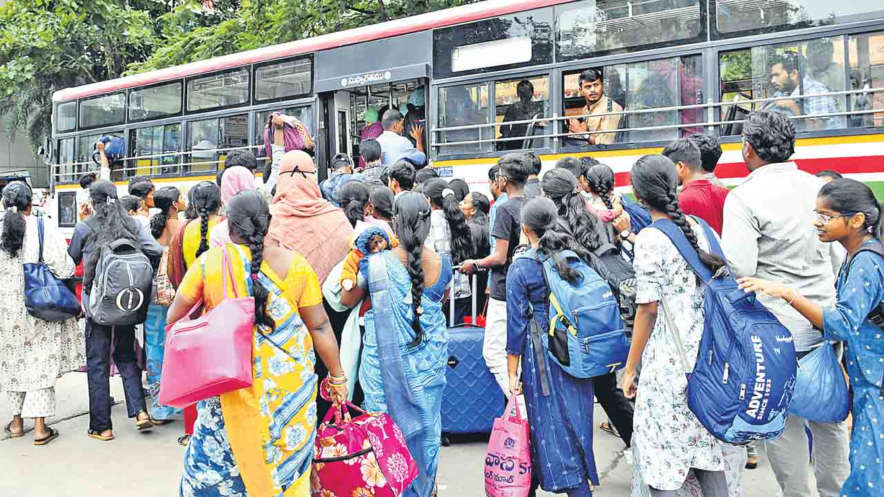 దసరాకు బస్టాండ్లు కిటకిట