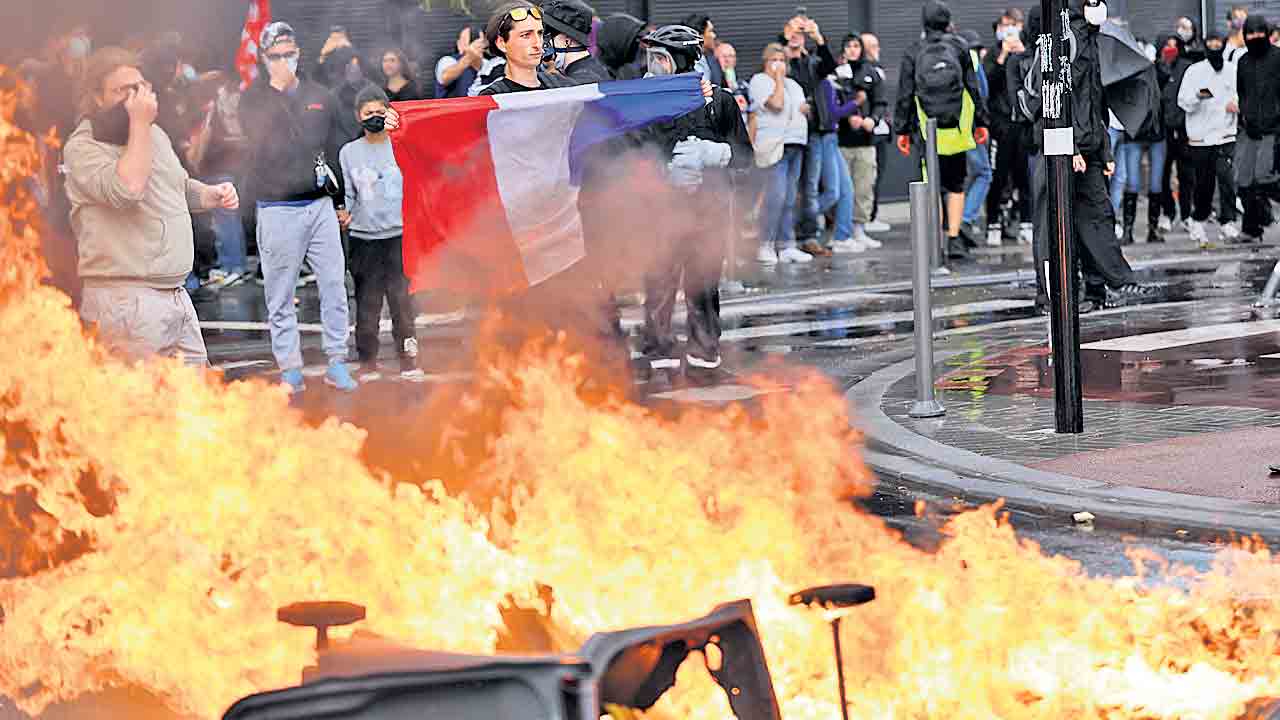 అట్టుడుకుతున్న ఫ్రాన్స్‌!