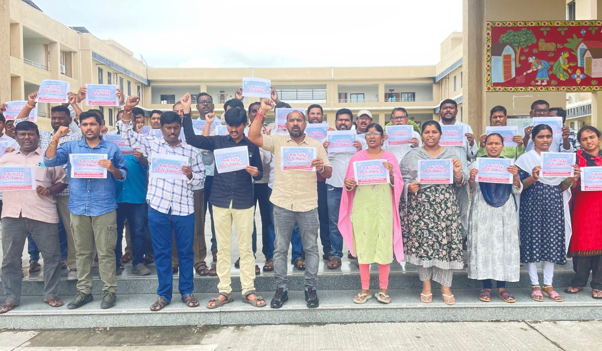 old pension policy | పాత పెన్షన్‌ విధానాన్ని అమలు చేయాలి.. రెవెన్యూ ఉద్యోగుల సంఘం జిల్లా అధ్యక్షుడు మహేశ్‌ కుమార్‌