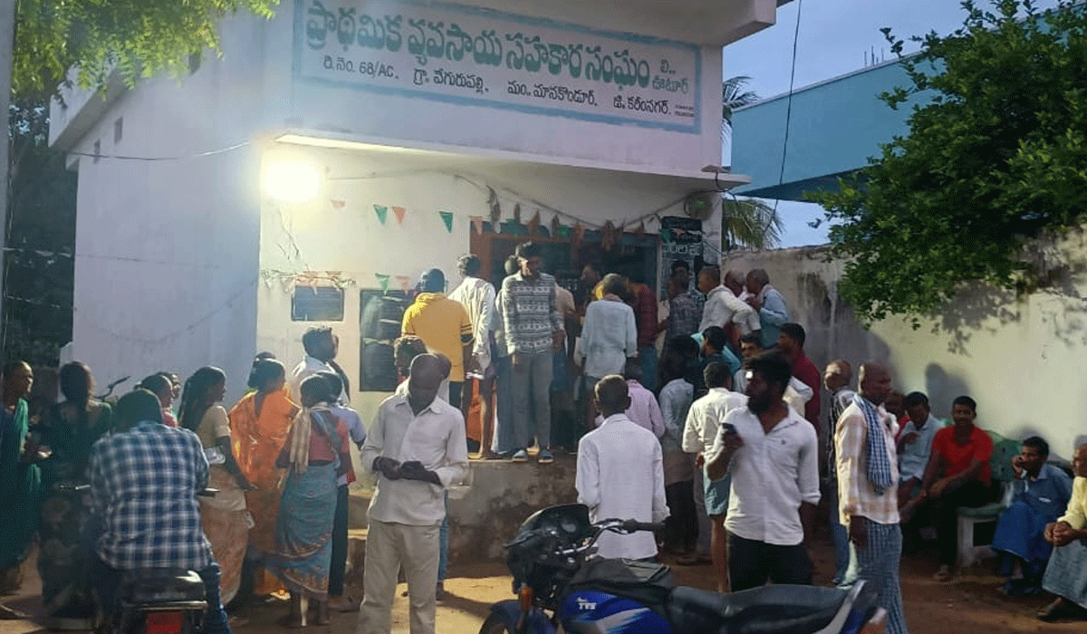 Urea | వేగురుపల్లిలో యూరియా కోసం తిప్పలు