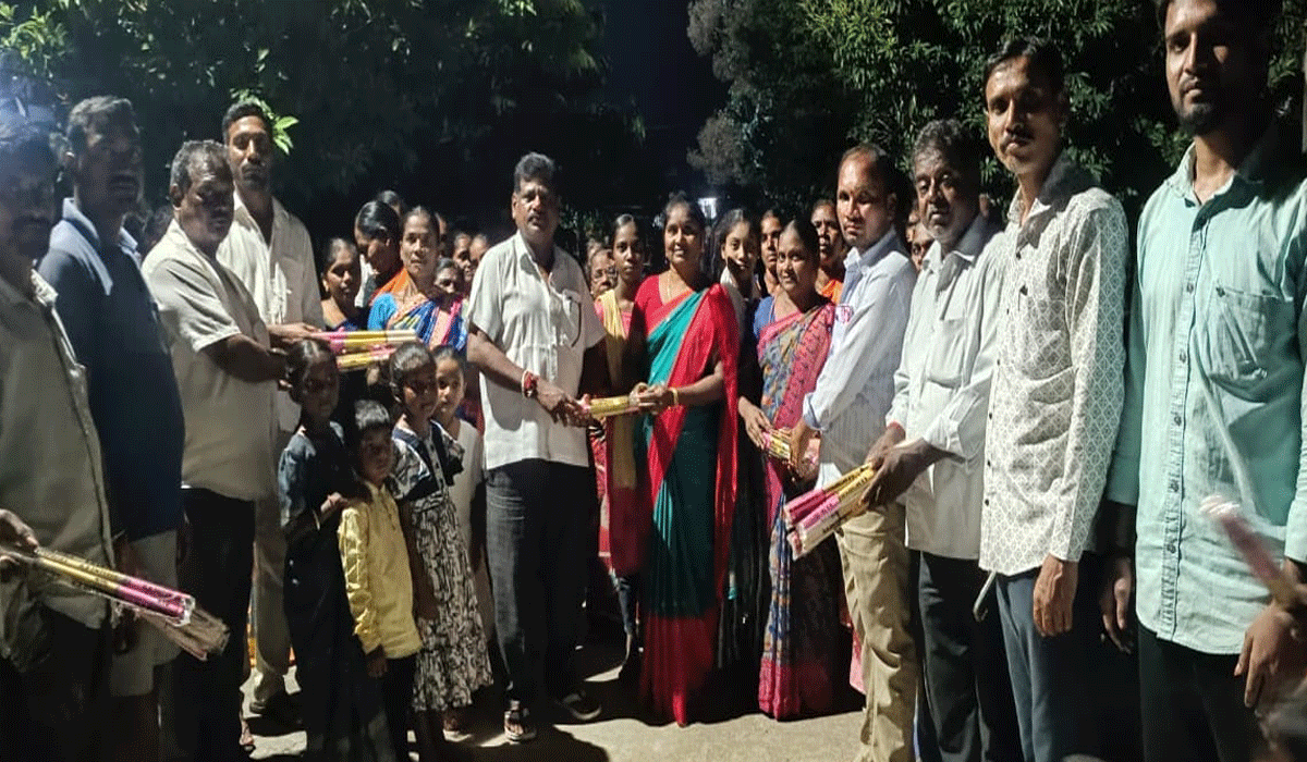 Distribution | గంగారంలో మహిళలకు బతుకమ్మ కోలల పంపిణీ