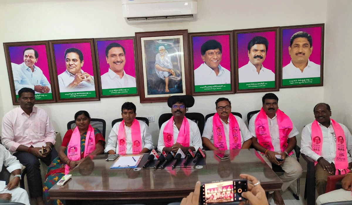 Former MLA Rasamayi | పండుగ పేరుతో అక్రమ వసూళ్లు.. మానకొండూర్‌ ఎమ్మెల్యేపై మాజీ ఎమ్మెల్యే రసమయి ఆరోపణలు