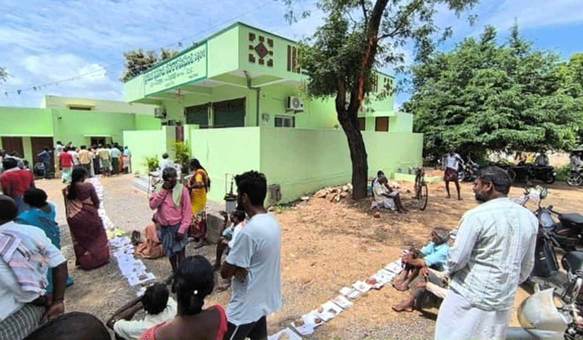 Urea | సద్ది పట్టుకుని.. యూరియా బత్త కోసం పడిగాపులు.. పత్తిపాక సింగిల్‌ విండో కార్యాలయం వద్ద రైతుల తిప్పలు