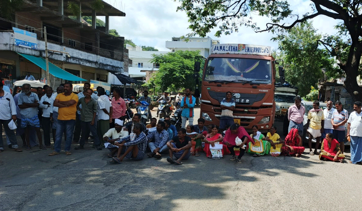 UREA | ధర్మారంలో యూరియా కోసం రైతుల ఆందోళన.. కరీంనగర్-రాయపట్నం రహదారిపై రాస్తారోకో