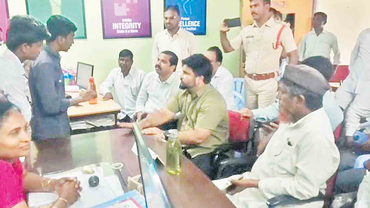 మెనూ పాటించడంలేదని నిరసన