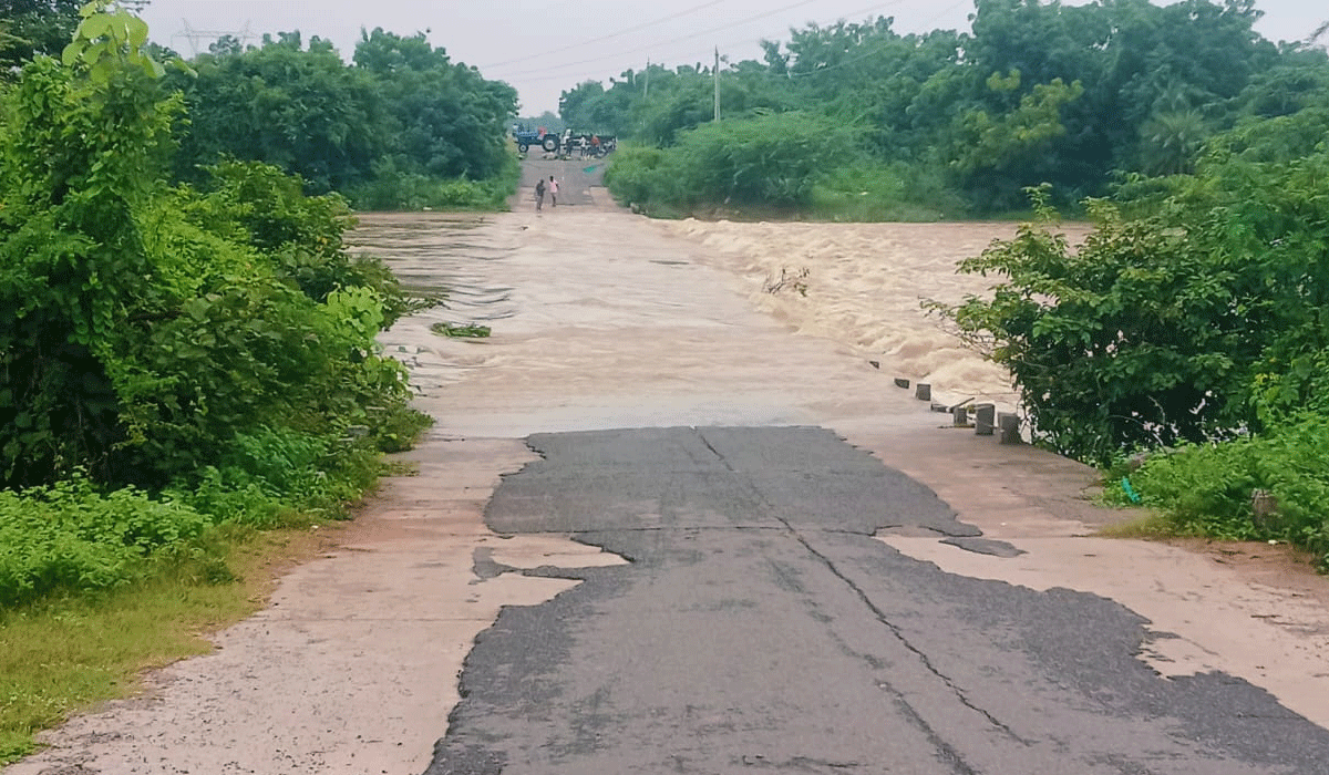 Chigurumamidi ponds | చిగురుమామిడి మండలంలో నిండిన కుంటలు, చెరువులు..పరవళ్లు తొక్కుతున్న అలుగులు