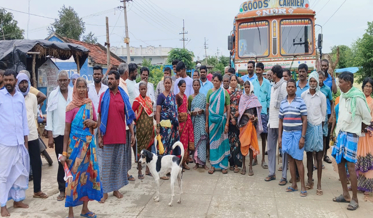 Urea  | గర్జనపల్లిలో యూరియా కోసం లారీని ఆపిన రైతులు