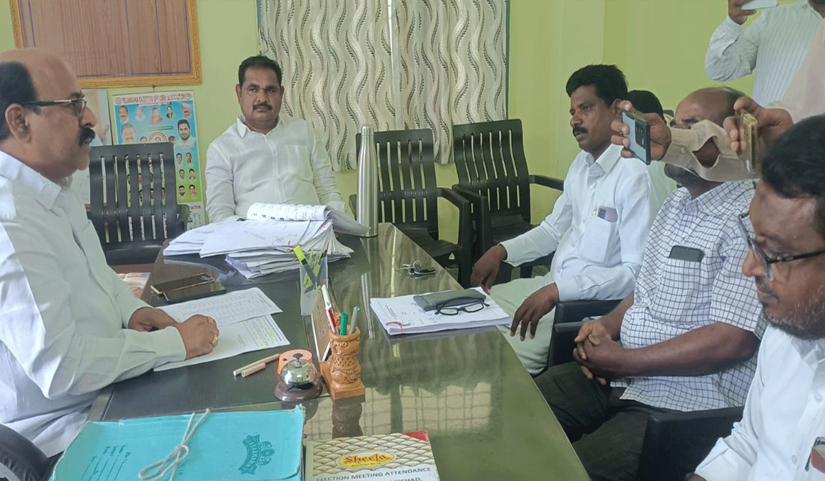 Political leaders | వీణవంక మండల రాజకీయ నాయకులతో సమావేశం