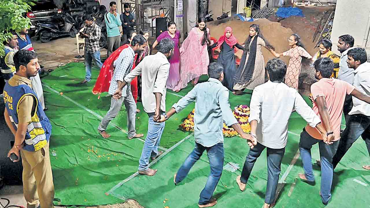 ఉద్యోగాలు ఇయ్యలే ఉయ్యాలో!.. అశోక్‌నగర్‌లో నిరుద్యోగుల వినూత్న బతుకమ్మ