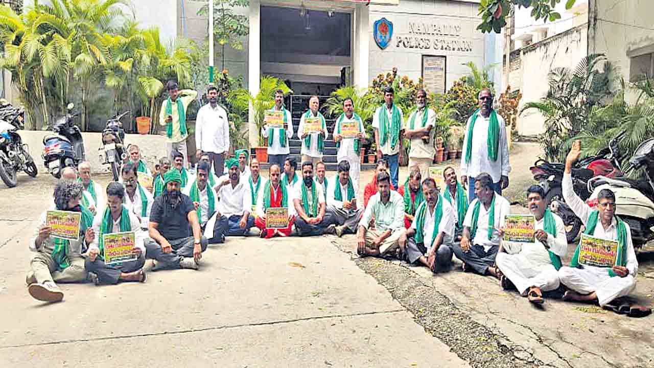 సెక్రటేరియట్‌ ముట్టడికి రైతుల యత్నం