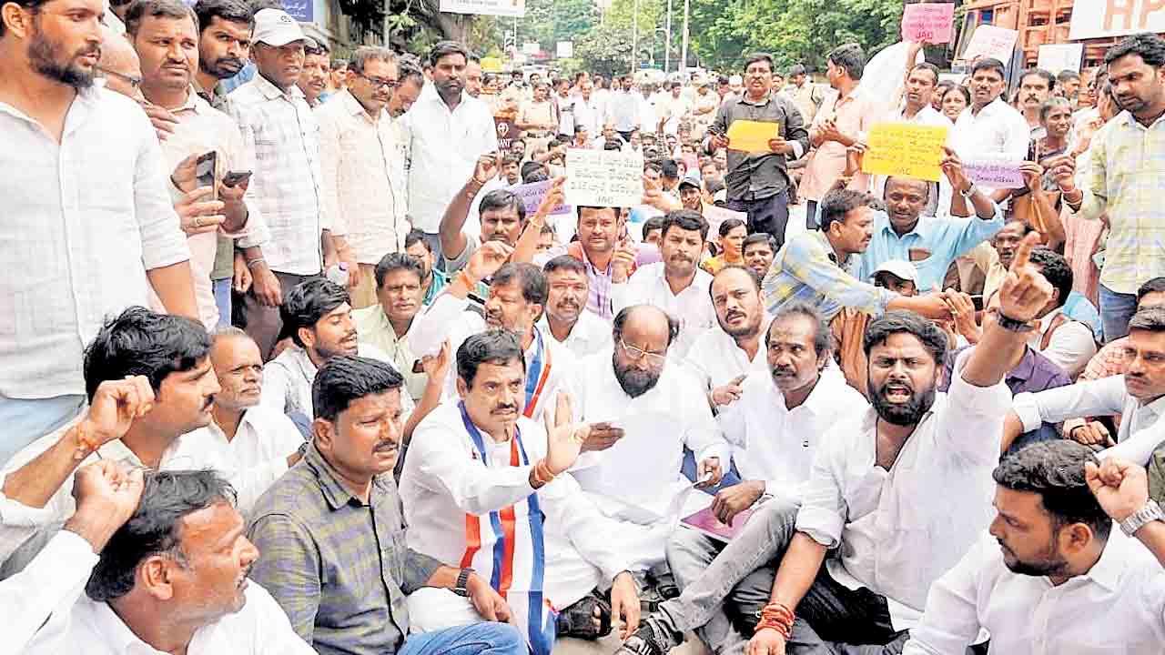 అవుట్‌సోర్సింగ్‌ ఉద్యోగుల ధర్నా