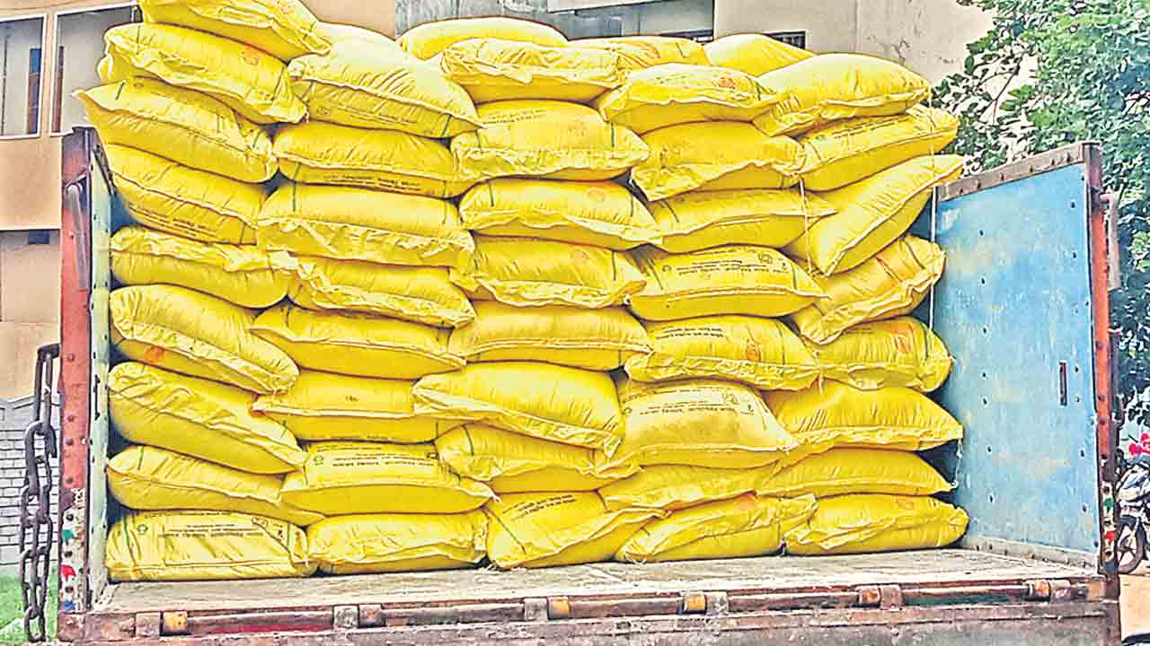 బ్లాక్‌ మార్కెట్‌లో యూరియా @ 600